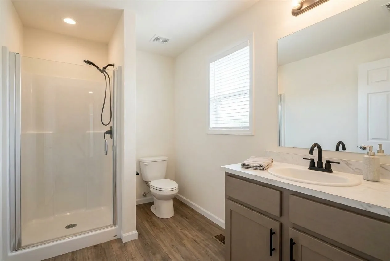 Illustration of the main bathroom in the Ascent 14481D (finishes and options may vary)