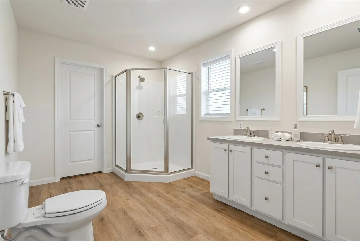 Illustration of the main bathroom in the Eagle 28483C (finishes and options may vary)